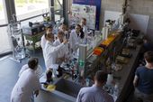 Studenten füllen eine Flüssigkeit in ein Glasrohr im Labor Verfahrenstechnik