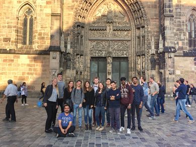 Gruppenfoto vor der Lorenzkirche