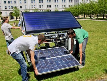 Studierende an Photovoltaikanlage