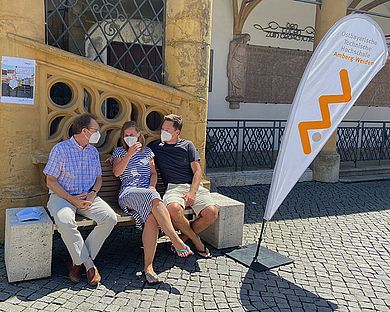 Paar spricht mit Frank Späte