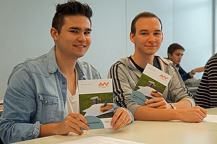 Zwei Teilnehmer besuchen eine Vorlesung im Rahmen der Schnuppertage.