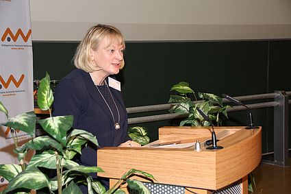 Andrea Klug steht am Rednerpult