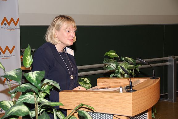 Andrea Klug steht am Rednerpult