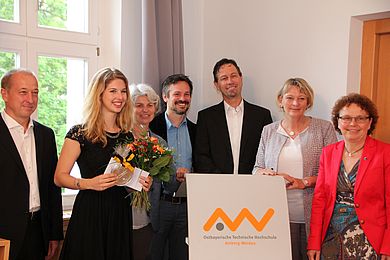 Vater Martin Huber, Daniela Huber, Mutter Karin Huber, Prof. Martin Frey, Prof. Maximilian Kock, OTH-Präsidentin Prof. Dr. Andrea Klug und Bürgermeisterin Brigitte Netta