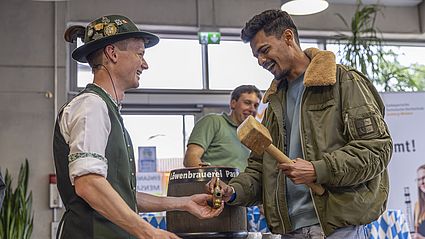 Beim bayerischen Abend des Studiengangs Geoinformatik und Landmanagement konnten sich internationale Studierende etwa selbst am Bieranstich versuchen