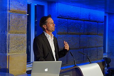 Prof. Dipl.-Ing. Maximilian Kock, Fakultät Elektrotechnik, Medien und Informatik, führte in das Thema "Psychoakustik" ein.