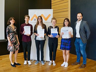 Das Gewinnerteam mit StRin Silke Höger und StR Markus Jauernig vom Carl-Friedrich-Gauß-Gymnasium Schwandorf, die beide das ScienceCamp mitorgansiert haben. 