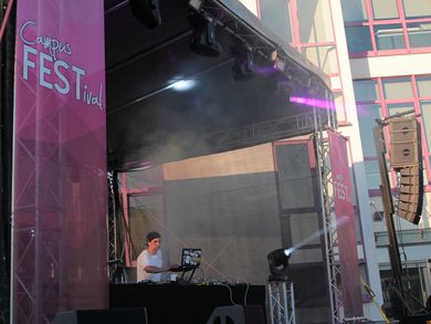 DJ auf der Bühne