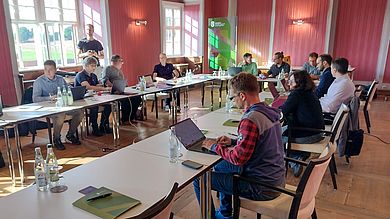 Teilnehmer sitzen vor ihren Notebooks