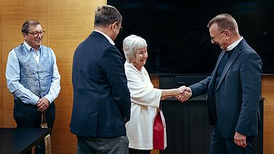 Prof. Ulrich Müller (r.) wurde als Beiratsmitglied von Helga Bradatsch verabschiedet. Auch Prof. Dr. Wolfgang Bock (l.) von der OTH Regensburg wurde verabschiedet