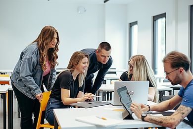 Im Bachelorstudiengang Angewandte Wirtschaftsinformatik lernen Studierende wie Wirtschaft, IT und Digitalisierung zusammenwirken und wie daraus innovative Lösungen entstehen