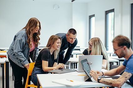 Im Bachelorstudiengang Angewandte Wirtschaftsinformatik lernen Studierende wie Wirtschaft, IT und Digitalisierung zusammenwirken und wie daraus innovative Lösungen entstehen