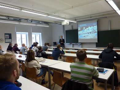 Dipl.-Ing. Klaus Behnke/MAN erläutert die Bauweise einer Sattdampfturbine vor Studierenden des Masterstudiengangs "Umwelttechnologie" und den Bachelorstudiengängen "Erneuerbare Energien" sowie "Maschinenbau".