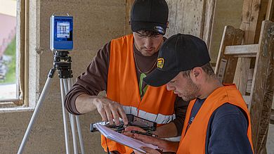 Zwei Studierende mit Messgerät