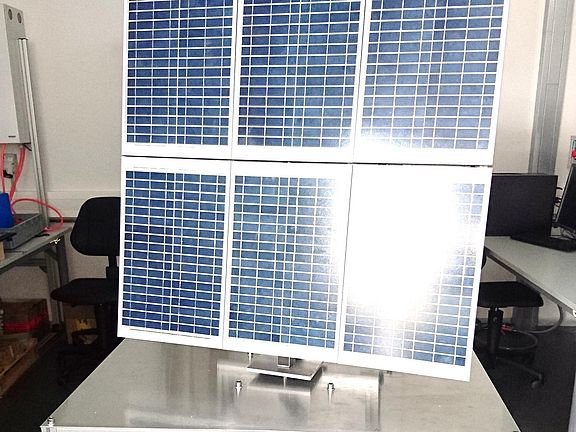 Ein mechanischer Aufbau ermöglicht das Drehen der Photovoltaikanlage hin zur Sonne.