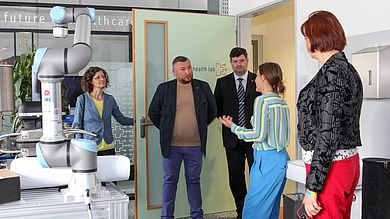 Gruppe steht im Digital Health Lab