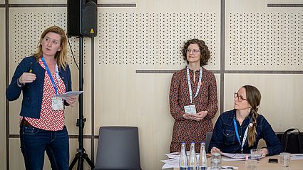 Von der Hochschule nahmen Vertreterinnen des International Offices und des Kompetenzzentrums Bayern - Mittel- und Osteuropa an der Konferenz teil (v.l.): Annabelle Wolff, Maika Victor-Ustohal und Marian Mure (Bild: DZS)