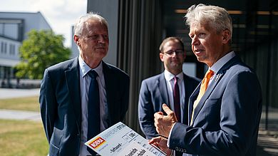 Hochschulpräsident Prof. Dr. Clemens Bulitta (r.) tauscht sich bei der Spendenübergabe unter anderem mit dem Niederlassungsleiter von NORMA in Regenstauf, Anton Gleixner (l.), zum dualen Studium an der OTH Amberg-Weiden aus