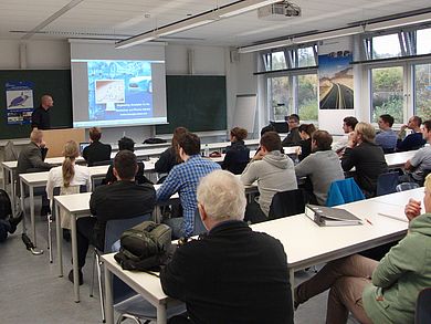 Im Rahmen der Lehrveranstaltung „Computer Aided Engineering“ im Studiengang Medizintechnik (Fakultät Wirtschaftsingenieurwesen) konnte Studiengangsleiter Prof. Dr. Magerl drei Vertreter des Unternehmens CD-Adapco an der OTH Amberg-Weiden am Standort 