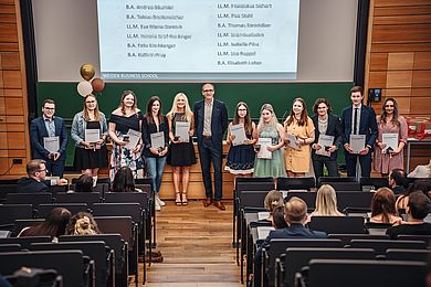 Gruppenfoto Professor und Absolvierende