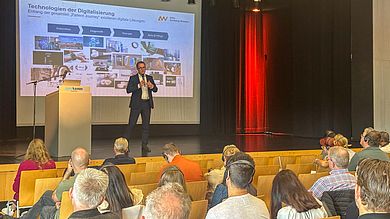 Von der Forschung in die Fachdiskussion: Prof. Dr. Steffen Hamm brachte Zwischenergebnisse und Erkenntnisse aus laufenden Forschungsprojekten der OTH Amberg-Weiden in die internationale Diskussion ein. Am Beispiel von MATS, das den Einsatz von Drohnen für den Transport medizinischer Laborproben untersucht, zeigte er, wie Digitalisierung und neue Technologien Prozesse im Gesundheitswesen verändern können.