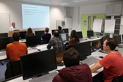 Im Wintersemester 2013/2014 wurde im Studiengang Medizintechnik (Fakultät Wirtschaftsingenieurwesen) erstmalig ein Kurs zum Erwerb der Fachkunde im Strahlenschutz angeboten. Für das freiwillige Studienangebot meldeten sich 12 Studierende, die nach erfol