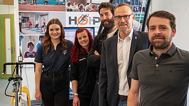Die OTH Amberg-Weiden, die Blue Devils Weiden und die HOHPE GmbH verlängern ihre Kooperation (v.l.: Sabrina Melischko (Leiterin Sponsoring), Tina Jungwirth (HOHPE GmbH), Christian Wolf (Geschäftsführer HOHPE GmbH), Jürgen Rumrich (Sportlicher Leiter), Christopher Fleischmann (Wissenschaftlicher Mitarbeiter OTH))