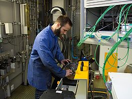 Laboringenieur in der Prüfkabine Laboringenieur in der Prüfkabine