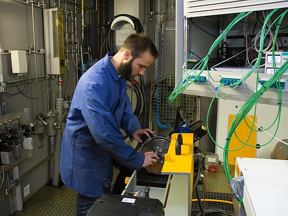Laboringenieur in der Prüfkabine