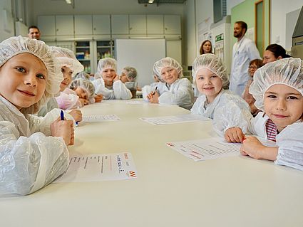 Die SchülerInnen beantworten Quizfragen zum Thema "Hygiene".