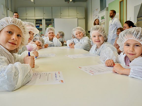 Die SchülerInnen beantworten Quizfragen zum Thema "Hygiene".