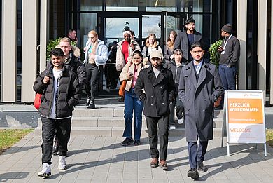Die Erstsemester starten mit Sonnenschein in ihr Studium an der OTH Amberg-Weiden