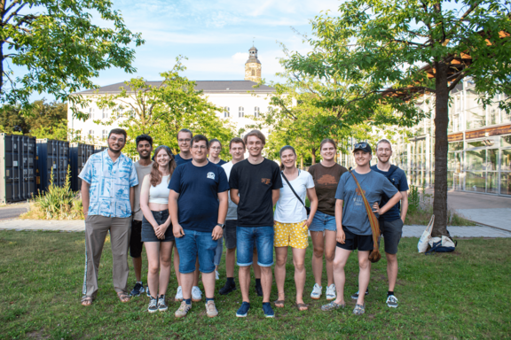 Gruppenbild am Campus der OTH Amberg mit 12 Personen