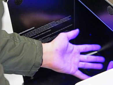 Es werde Licht: Die UV-Lampe deckt Hygiene-Lücken auf.