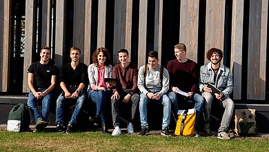 Studierende auf dem Campus