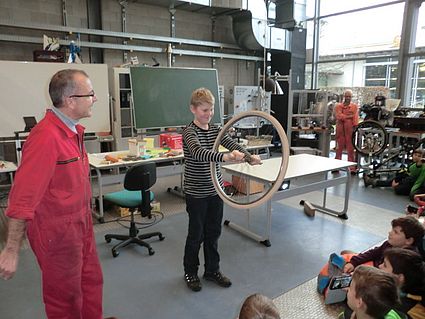 Mutige SRS-Fünftklässler beim Selbstversuch – Forscher eben!