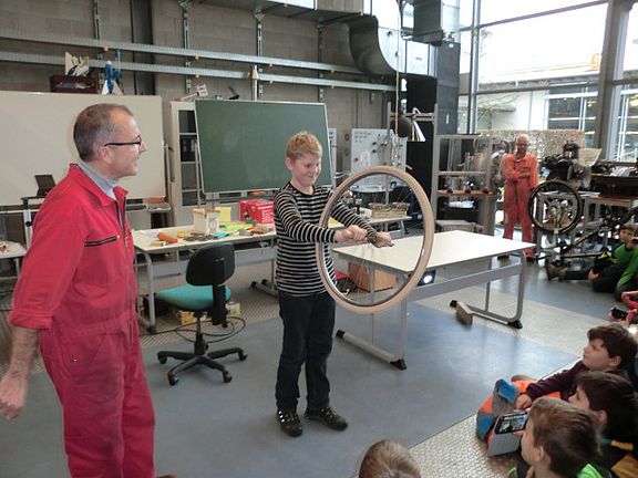 Mutige SRS-Fünftklässler beim Selbstversuch – Forscher eben!