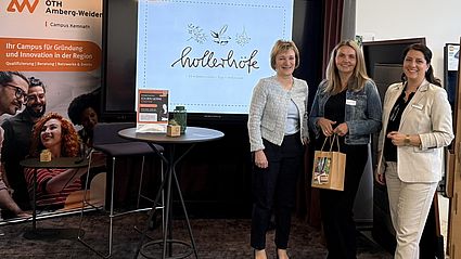 Elisabeth Zintl (Mitte), Geschäftsführerin des Landhotels der Hollerhöfe in Waldeck und Gründerin der Naturerlebnisakademie, sprach im Rahmen des GründerinnenTALKs über ihren Lebensweg und ihren unternehmerischen Erfolg