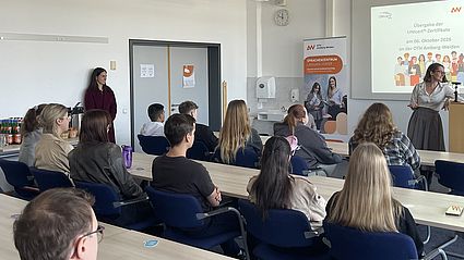Anfang Oktober überreichte das Sprachenzentrum der OTH Amberg-Weiden die 56 Studierende freuen sich über ihr UNIcert®-Sprachzertifikate an über 50 erfolgreiche Absolventinnen und Absolventen