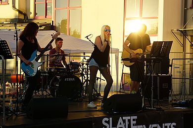 Die Band SCHWARZWEISSBUNT rockte bis zehn Uhr.