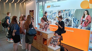Besucher am Infostand
