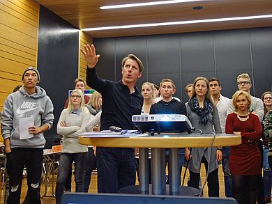 Prof. Dr. Johann Strassl managt mit den Studierenden den virtuellen Vergnügungspark Fort Fantastic.