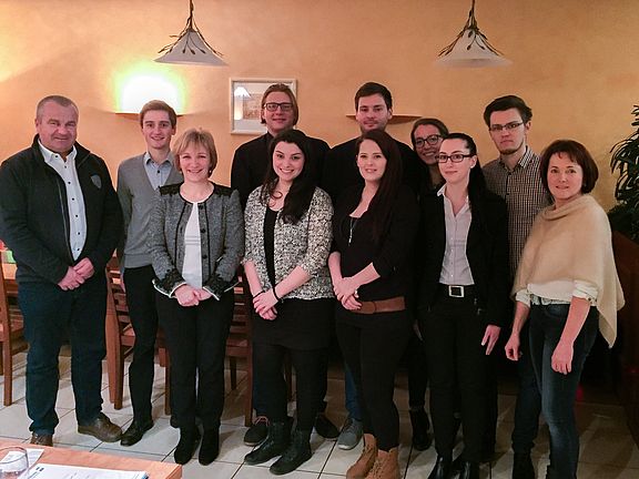 Von links: Josef Deichl, Bürgermeister Gemeinde Schmidgaden, Michael Bauer, Sprecher Wirtschaftsforum der Gemeinde Schmidgaden, Prof. Dr. Christiane Hellbach, OTH Amberg-Weiden, Petra Rehorz, Vertreterin der Studierendengruppe