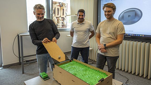 Studierende mit Professor Frey