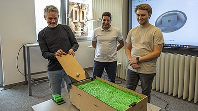 Studierende mit Professor Frey