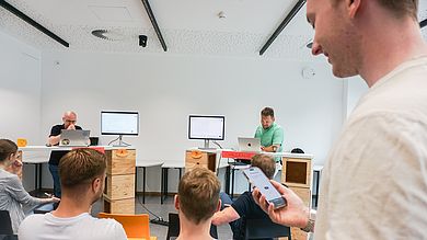 Mit einer Promping Challenge schlossen die Masterstudierenden des Studiengangs Digital Business einen Kurs ab, in dem sie sich mit generativer KI beschäftigt haben