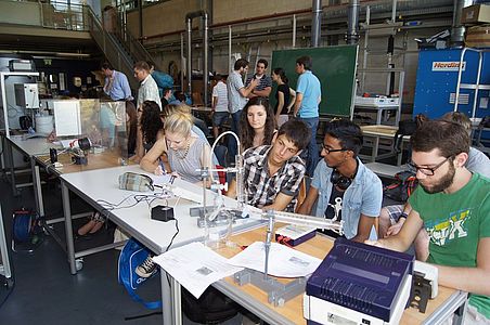 Schüler im Labor der OTH