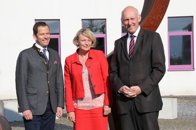 Albert Rupprecht, Präsidentin Andrea Klug und Walter Schober von Hochschule Bayern vor der Hochschule in Weiden