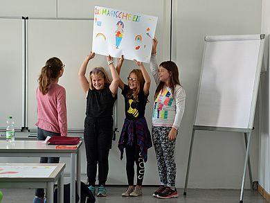 Schülerinnen präsentieren "Das Magische Eis"