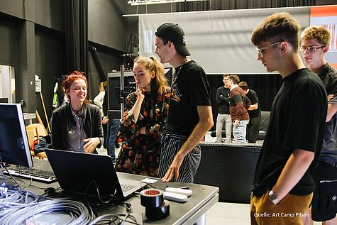 Studierendengruppe vor Computern